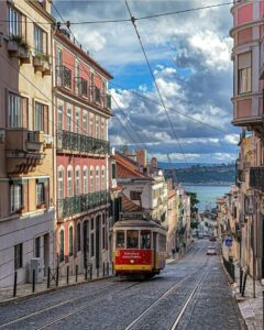 59e4431c8e3c0cc33e8f37da9312fc35-240x300 Obtenção de vistos para entrar em Portugal