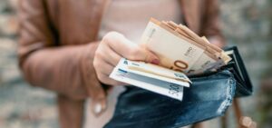 1bf65dad6183194417ba120fab40fee3-300x141 Quantos Euros posso levar para Portugal