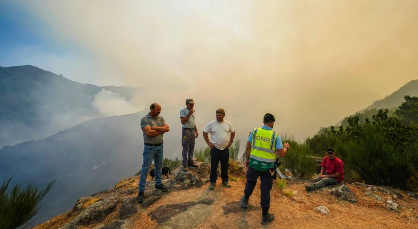 b7abb195420f22781bd024a9dcd80432 O momento em que atração em parque de diversões na Arábia Saudita se parte em andamento